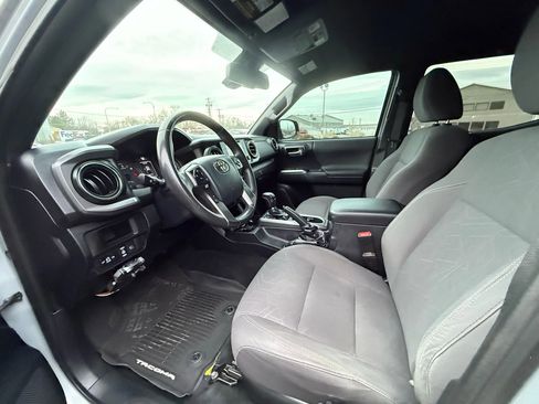 Used 2019 Toyota Tacoma TRD Sport w/ Technology Package image 11