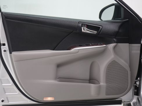 Used 2014 Toyota Camry XLE image 12