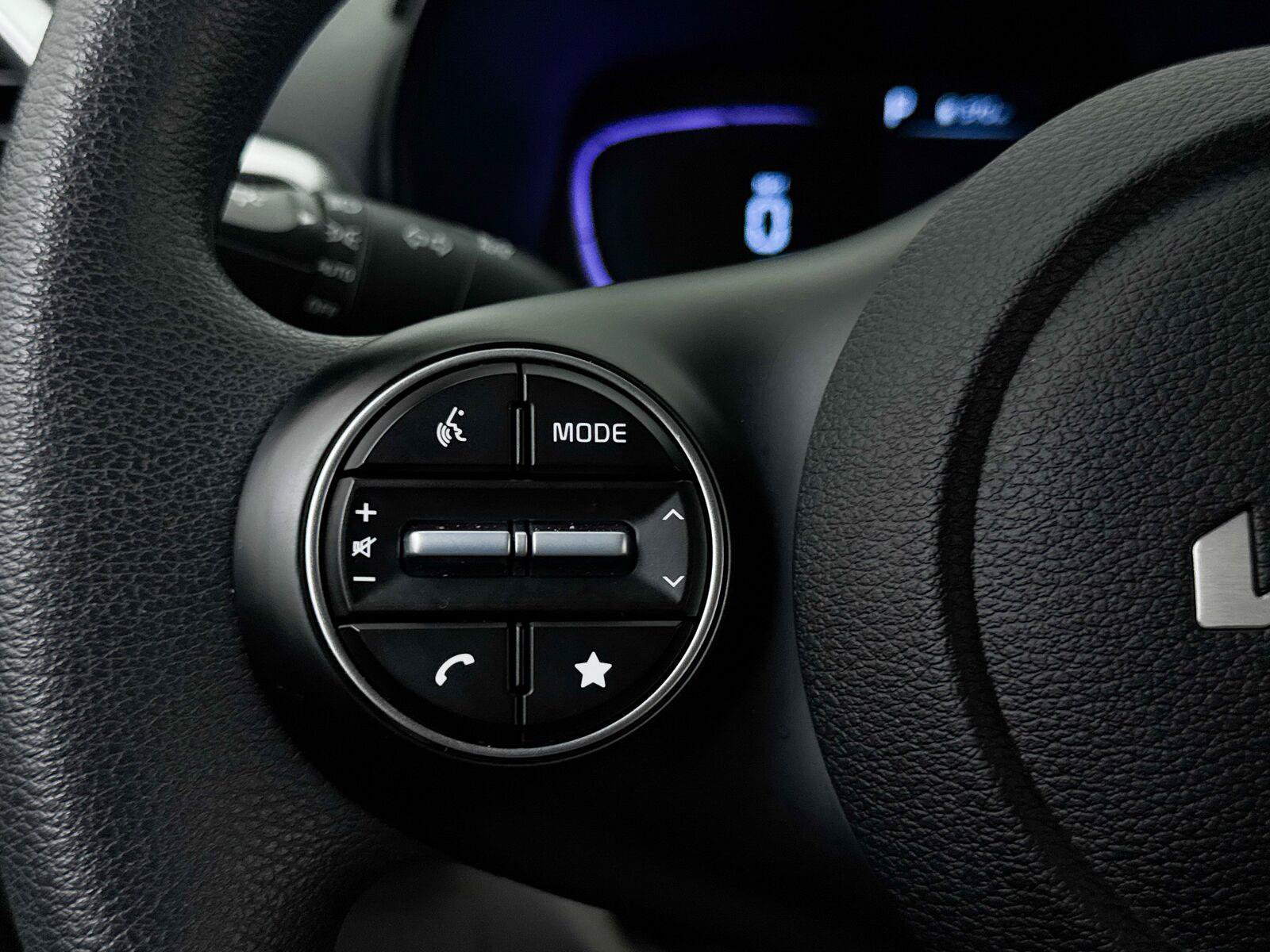 Used 2025 Kia Soul LX w/ LX Technology Package FWD image 32