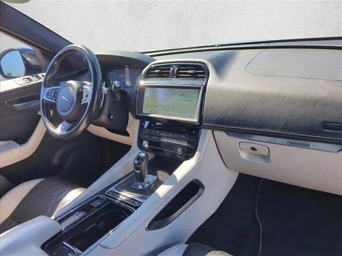 Used 2019 Jaguar F-PACE SVR image 20
