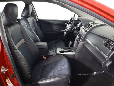 Used 2014 Toyota Camry SE FWD image 18