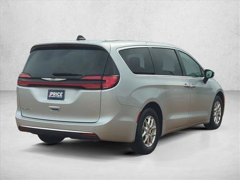Used 2023 Chrysler Pacifica Touring-L FWD image 5