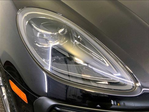 Certified 2023 Porsche Macan AWD/4WD image 12
