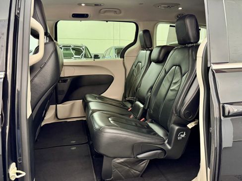 Used 2017 Chrysler Pacifica Touring-L w/ Tire & Wheel Group image 8