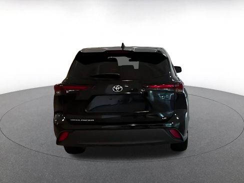 Used 2025 Toyota Highlander LE FWD image 11