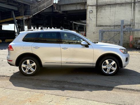 Used 2012 Volkswagen Touareg Sport image 61