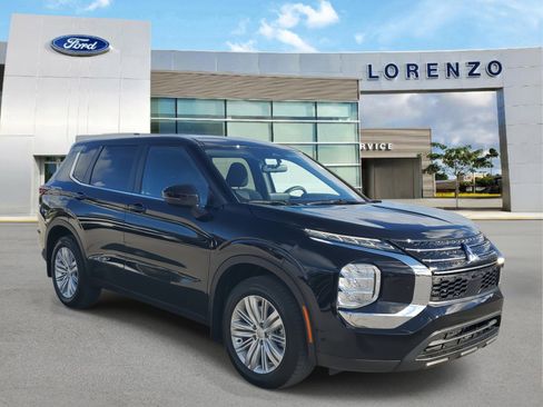 Used 2024 Mitsubishi Outlander ES image 3