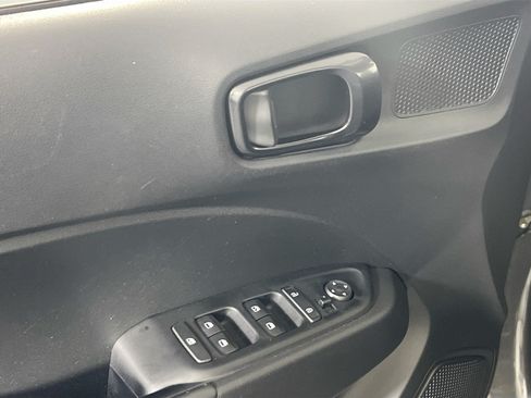Used 2023 Hyundai Venue Limited FWD image 17