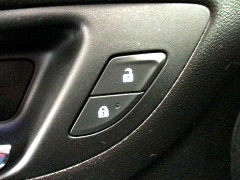 Used 2021 Chevrolet Equinox LT w/ Driver Convenience Package image 16