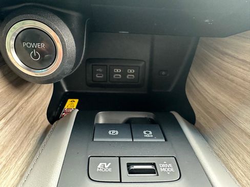 Used 2024 Toyota Venza XLE AWD/4WD image 18
