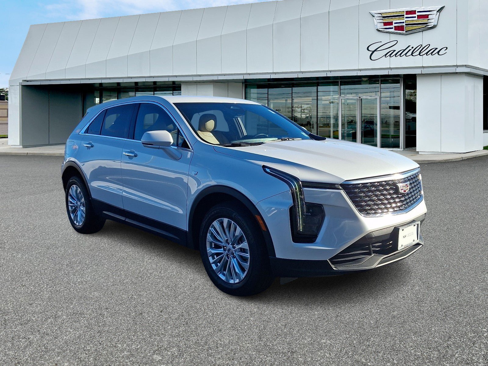 Used 2024 Cadillac XT4 Luxury w/ Cold Weather Package FWD image 3