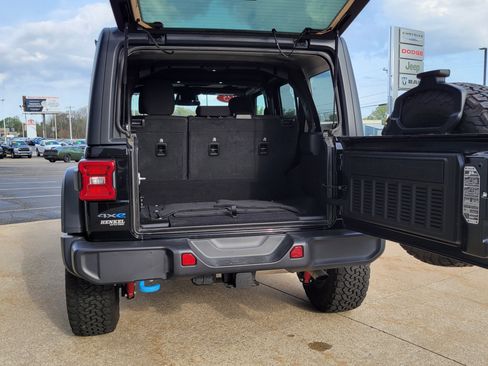 Used 2025 Jeep Wrangler Unlimited Rubicon 4xe w/ Convenience Group AWD/4WD image 19