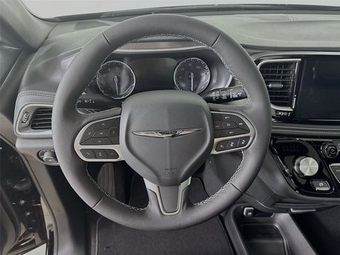 New 2026 Chrysler Pacifica Select image 12
