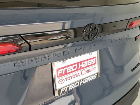 Used 2024 Toyota Grand Highlander AWD image 9