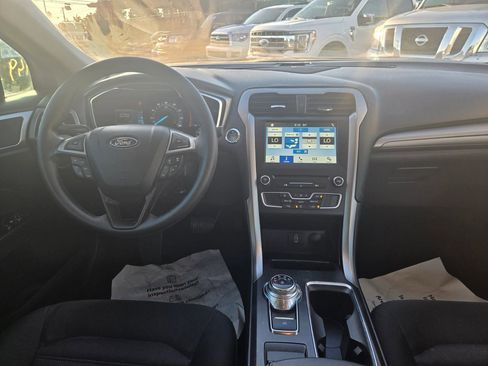 Used 2017 Ford Fusion SE w/ Fusion SE Technology Package image 18