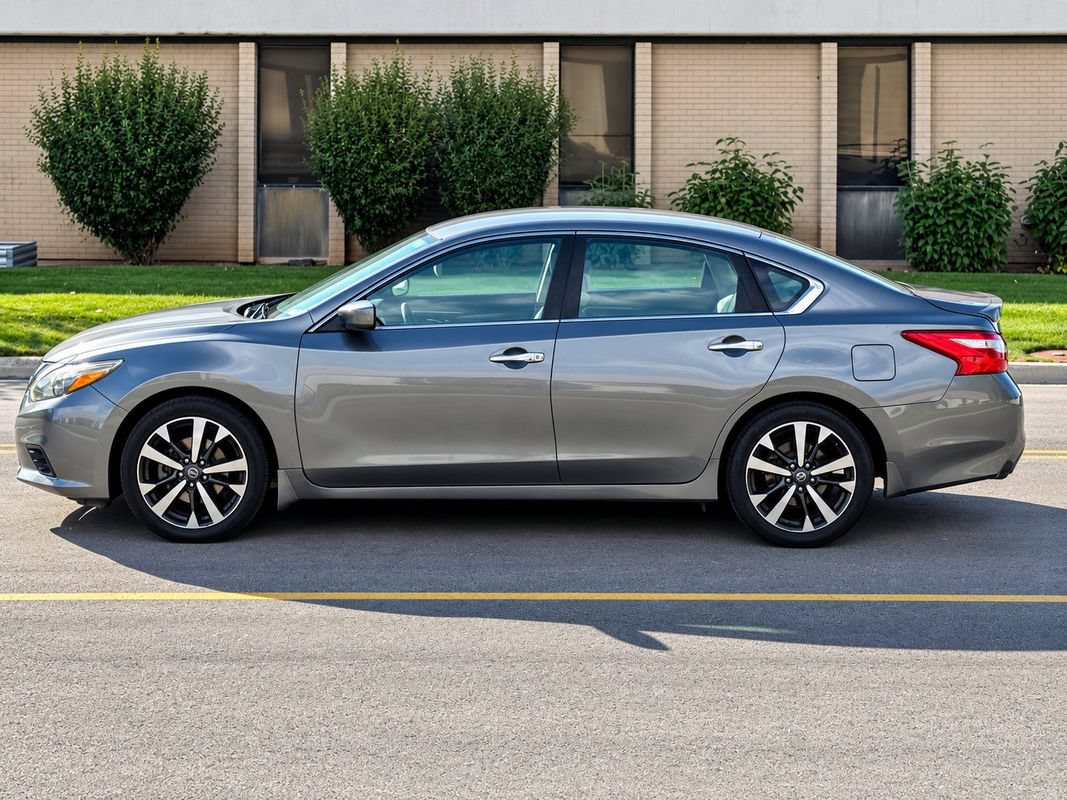 Used 2016 Nissan Altima 2.5 SR w/ LED Appearance Package FWD image 2