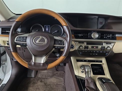 Used 2018 Lexus ES 300h image 9