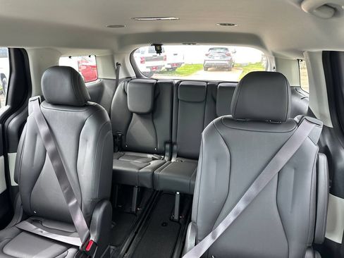 Used 2024 Kia Carnival EX FWD image 19