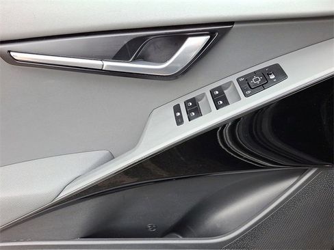 Used 2023 Kia Niro EX image 12