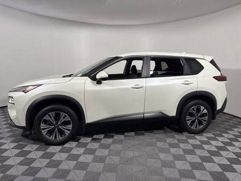 Used 2023 Nissan Rogue SV image 3
