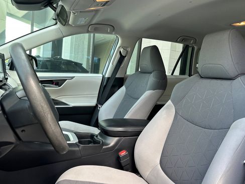 Used 2021 Toyota RAV4 XLE AWD/4WD image 4
