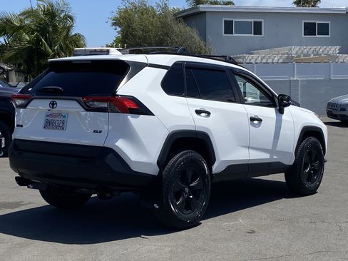 Used 2020 Toyota RAV4 XLE w/ Convenience Package FWD image 3