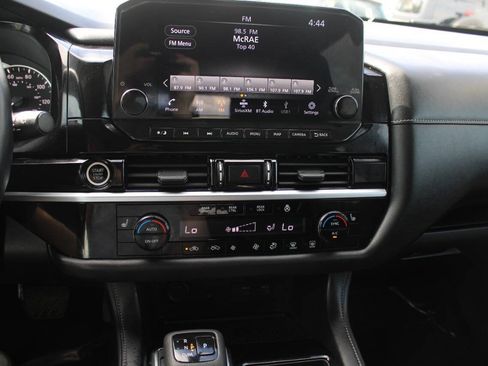 Used 2024 Nissan Pathfinder SL AWD/4WD image 18