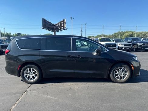 Used 2023 Chrysler Pacifica Touring-L FWD image 12