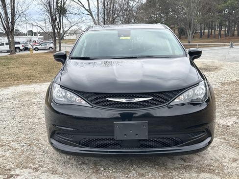 Used 2024 Chrysler Voyager LX image 2