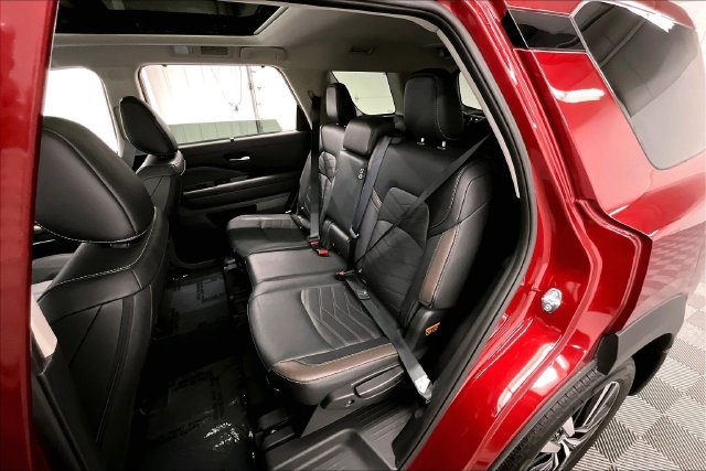 Used 2025 Nissan Pathfinder Platinum AWD/4WD image 25