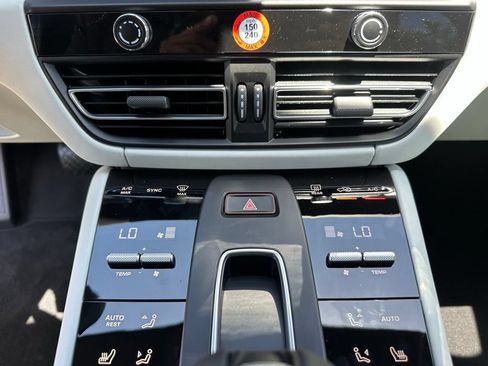 Used 2026 Porsche Macan AWD/4WD image 26