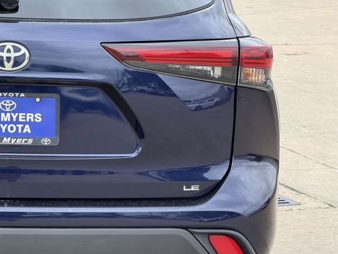 Used 2025 Toyota Highlander LE FWD image 9