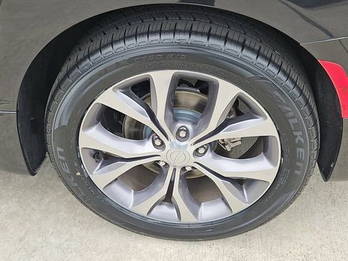 Used 2018 Chrysler Pacifica Limited w/ Advanced Safetytec Group FWD image 8