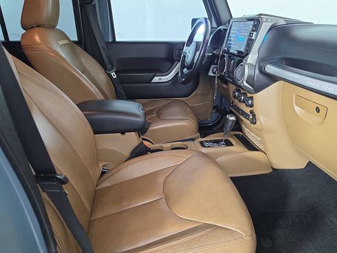 Used 2014 Jeep Wrangler Unlimited Sahara w/ Connectivity Group AWD/4WD image 38