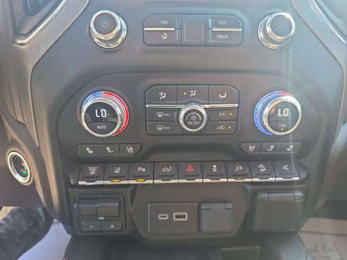 Used 2023 GMC Sierra 2500 Denali w/ Denali Ultimate Package AWD/4WD image 21
