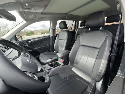 Used 2022 Volkswagen Tiguan SE w/ Panoramic Sunroof Package image 11