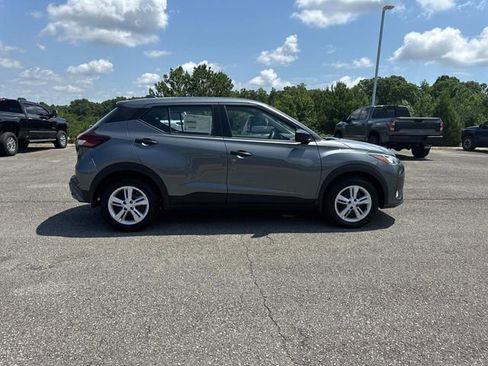 New 2025 Nissan Kicks Play S image 3