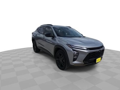 Used 2024 Chevrolet Trax ACTIV w/ Sunroof Package FWD image 2