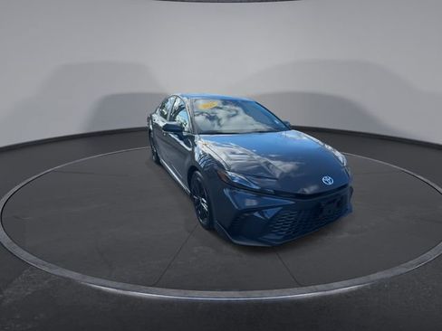 Used 2025 Toyota Camry SE image 3