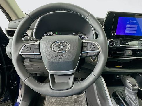 Used 2025 Toyota Highlander XLE FWD image 11