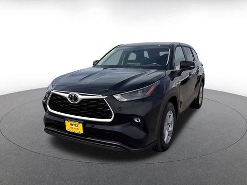 Used 2025 Toyota Highlander LE FWD image 7