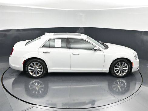Used 2017 Chrysler 300 C w/ Safetytec Plus Group AWD/4WD image 21