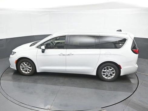 Used 2023 Chrysler Pacifica Touring-L FWD image 38