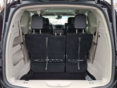 Certified 2023 Chrysler Pacifica Touring-L image 28