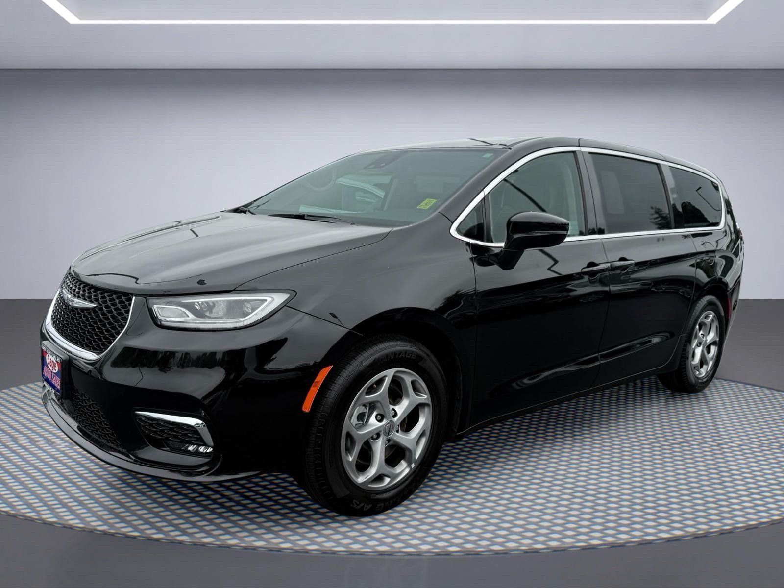 Used 2024 Chrysler Pacifica Limited FWD image 1