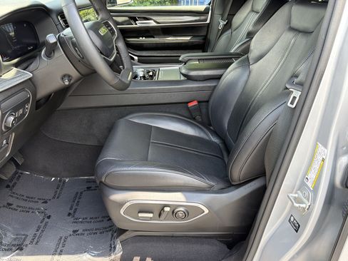 Used 2024 Jeep Wagoneer Series II w/ Flexible Seating Group AWD/4WD image 9