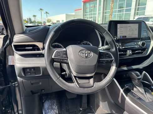 Used 2023 Toyota Highlander XLE FWD image 14