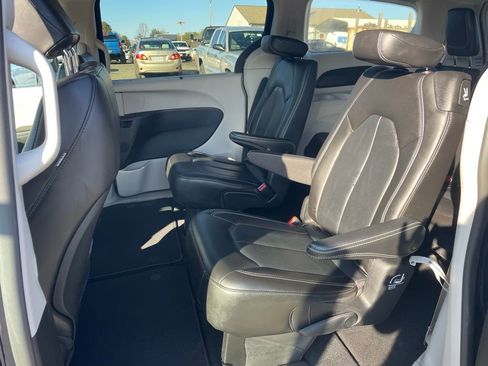Used 2023 Chrysler Pacifica Touring-L image 8