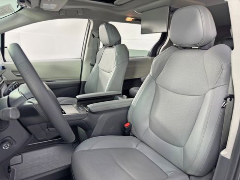 Used 2024 Toyota Sienna Limited image 43