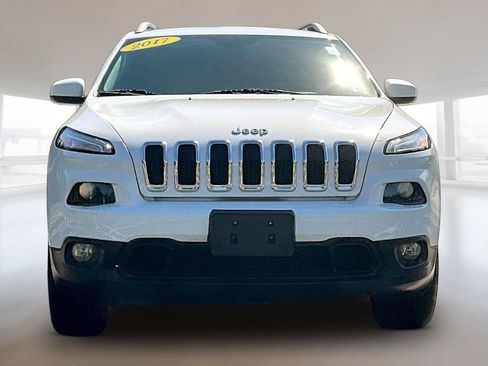 Used 2017 Jeep Cherokee Latitude AWD/4WD image 2